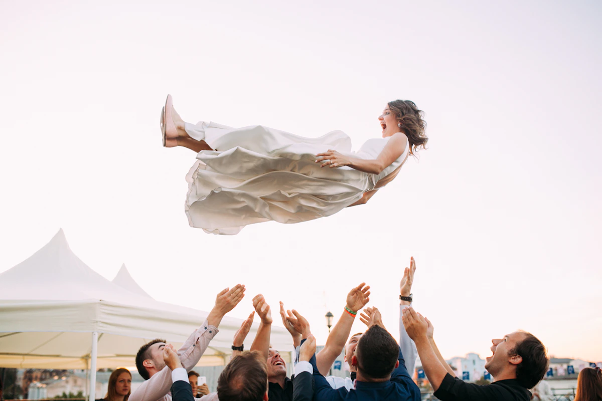 Mariée lancée en l’air par les invités pendant la fête
