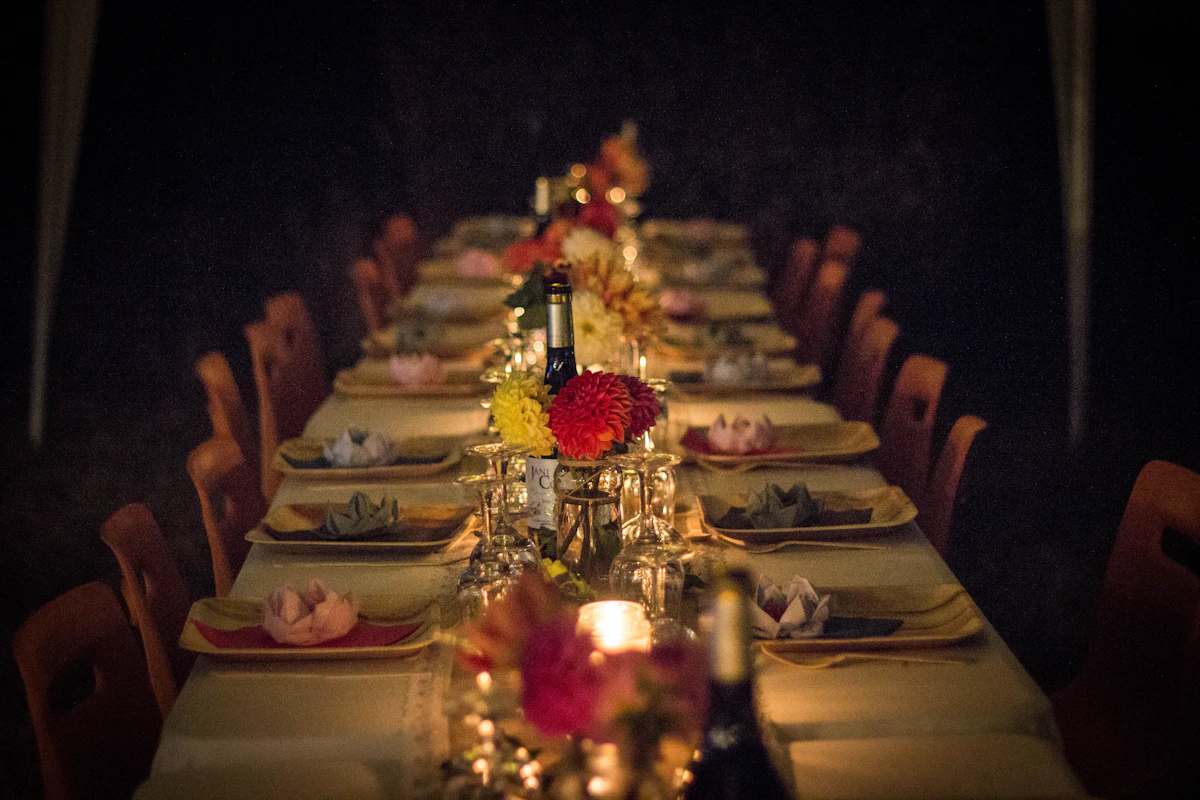 Longue table de dîner éclairée aux bougies, de nuit