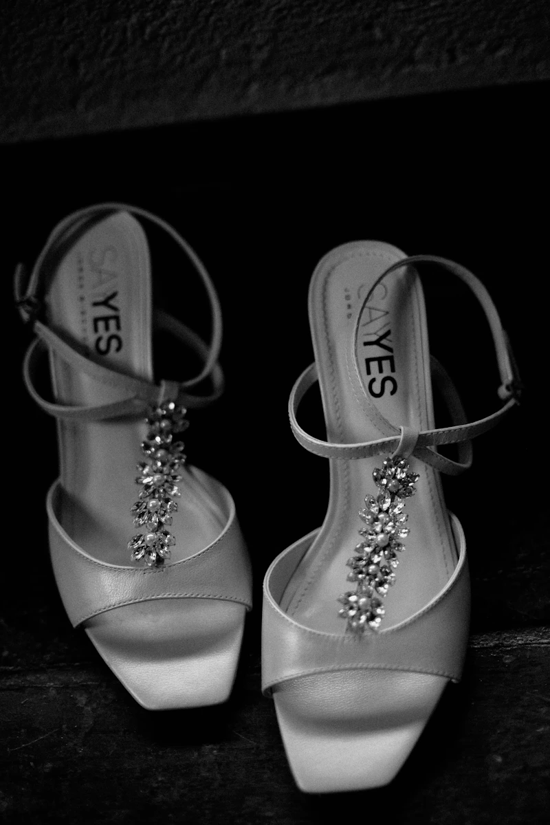 Sandales de mariée ornées de bijoux, en noir et blanc