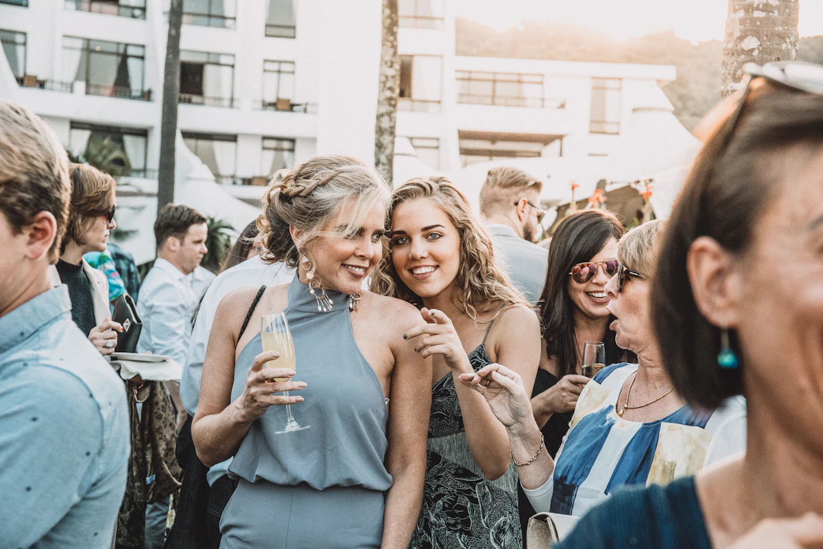 Invitées qui rient pendant le cocktail en plein air