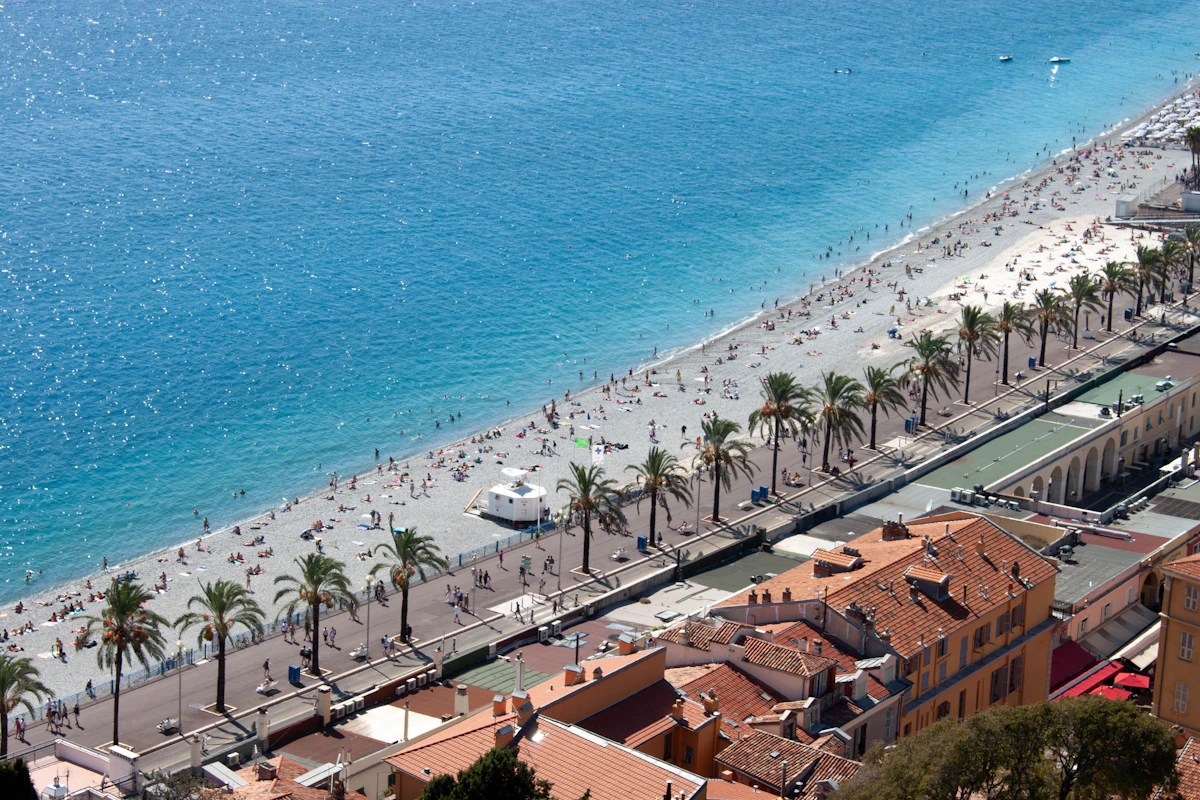 Vue d’en haut sur la Promenade des Anglais et la plage à Nice