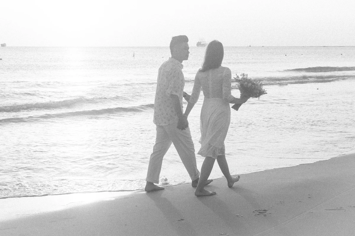 Couple pieds nus qui marche au bord de l’eau, photo en noir et blanc