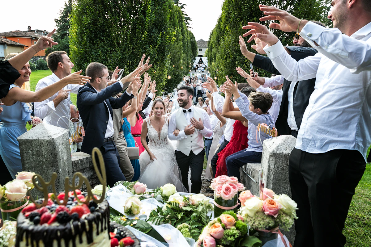 Mariés qui avancent entre les invités qui les acclament, photo prise sur le vif